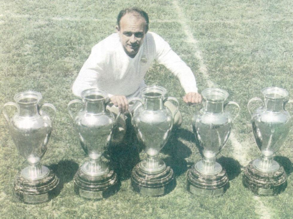 Di Stfano, con las cinco Copas de Europa que gan con el Madrid.
