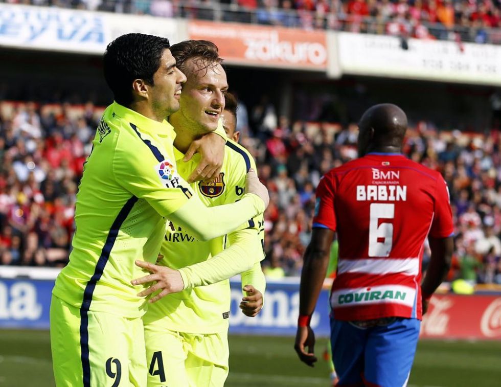 Luis Suarez abraza a Rakitic en el primer gol del Barcelona