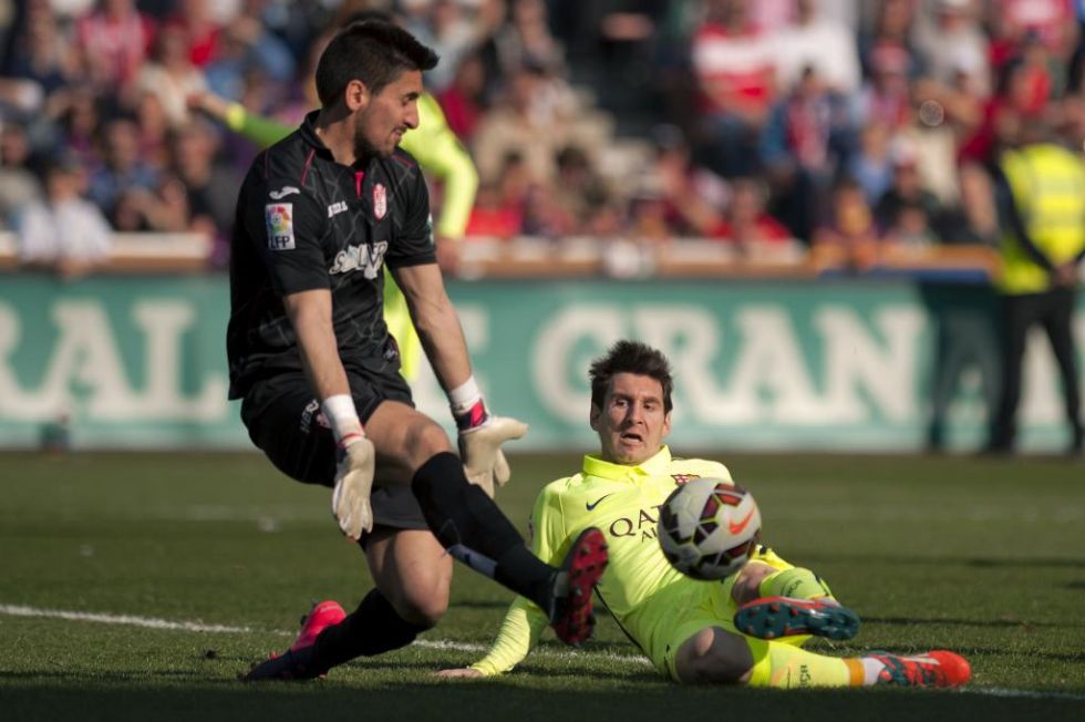 Messi intenta batir al portero del Granada Oier