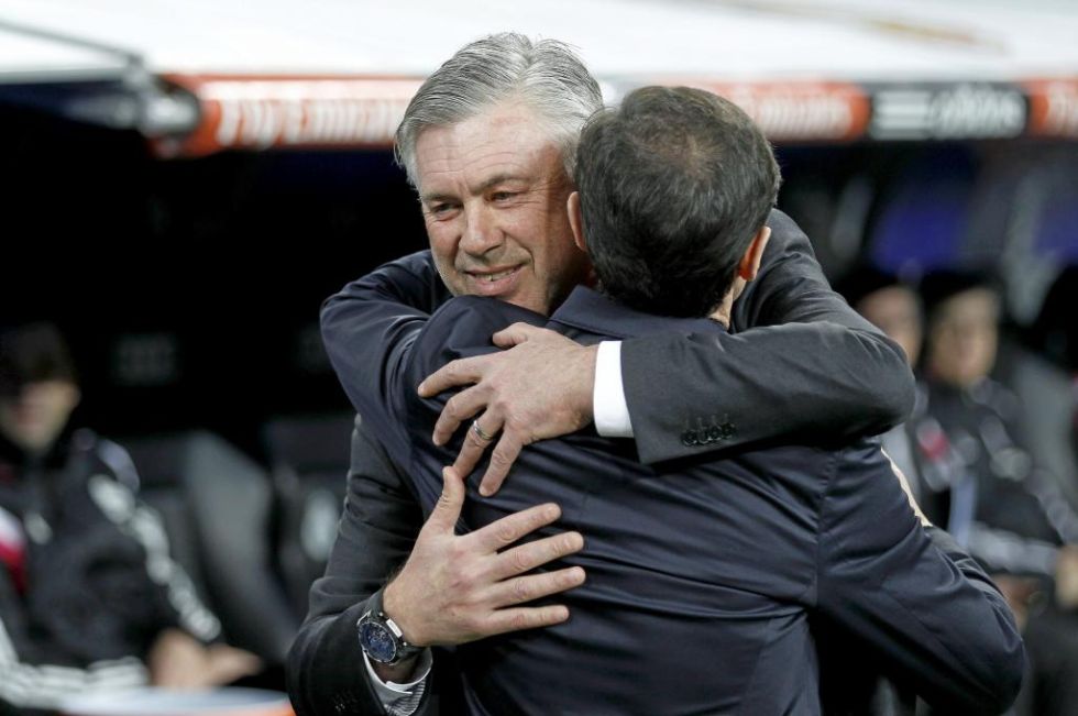 Ancelotti abraza a Marcelino antes del inicio del encuentro.