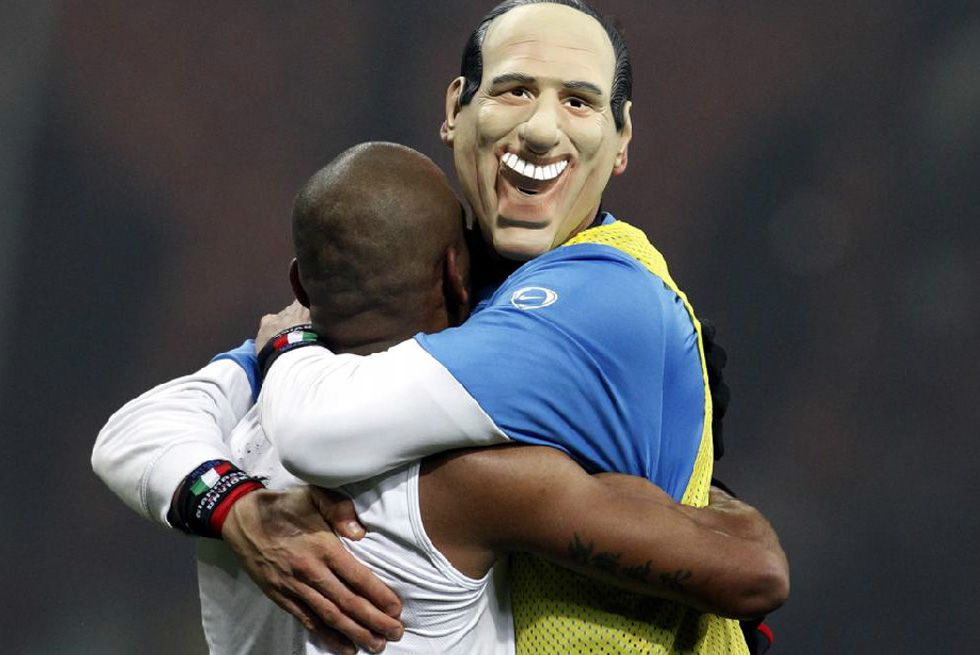 Materazzi, con la careta de Berlusconi, abraza a un compaero