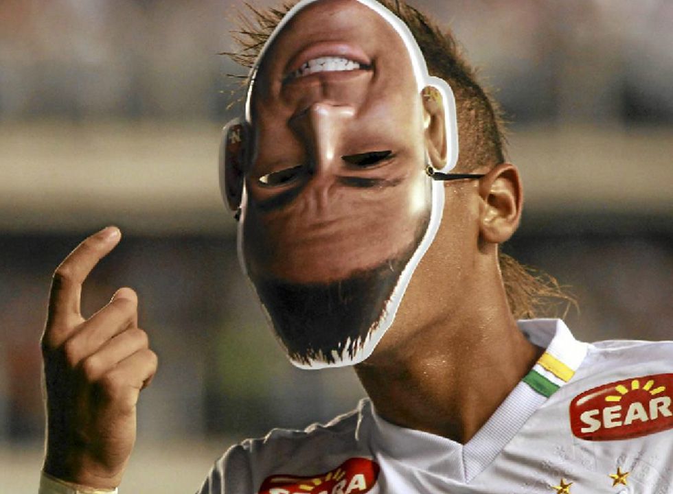 Neymar, con la careta de su cara.