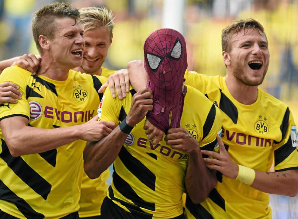Aubameyang celebra el tanto del Dortmund con la mscara de Spiderman.