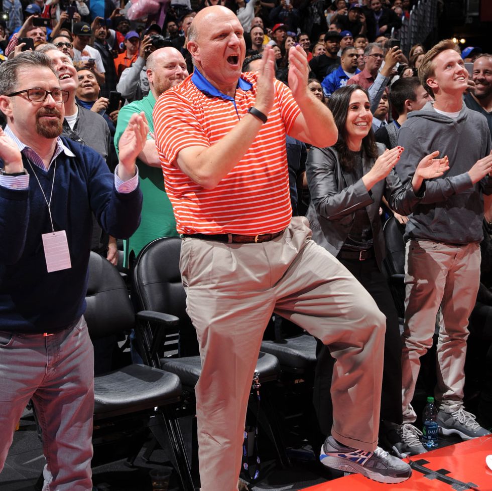 Steve Ballmer celebra efusivamente una canasta de los Clippers.