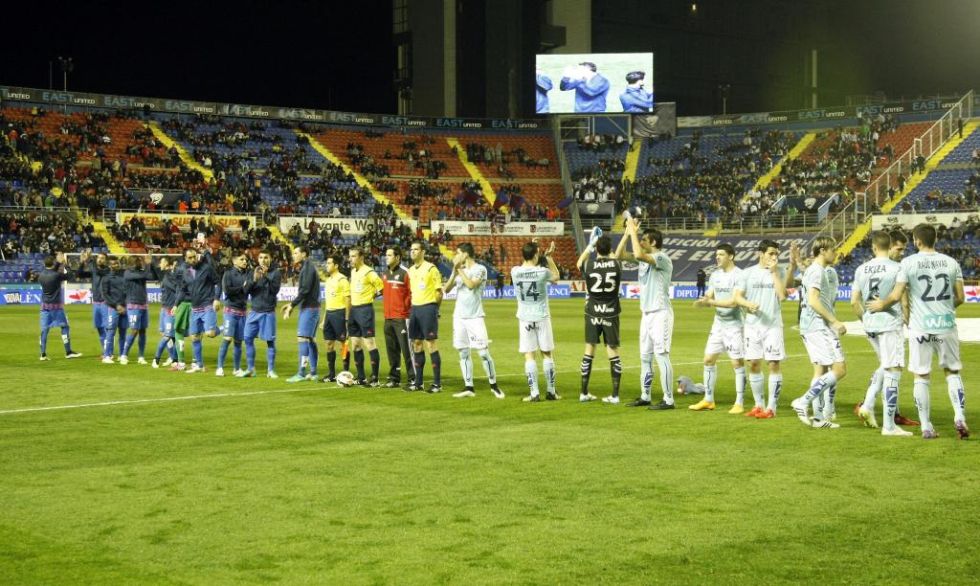 Los jugadores de ambos equipos saludan a los aficionados presentes en el estadio.