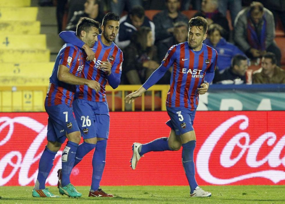 Camarasa y Too felicitan a Barral tras el primer gol del Levante