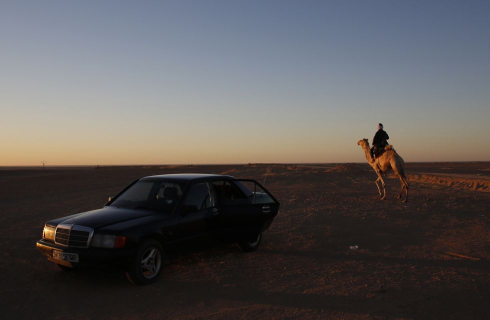 Coches y camellos. Modernidad y tradicin. Futuro y pasado conviven en el da a da de los saharauis.