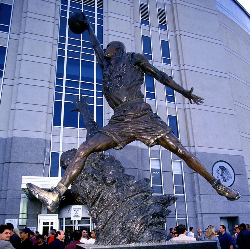 Los Bulls no tardaron en dedicar una estatua a su hijo predilecto, Michael Jordan.