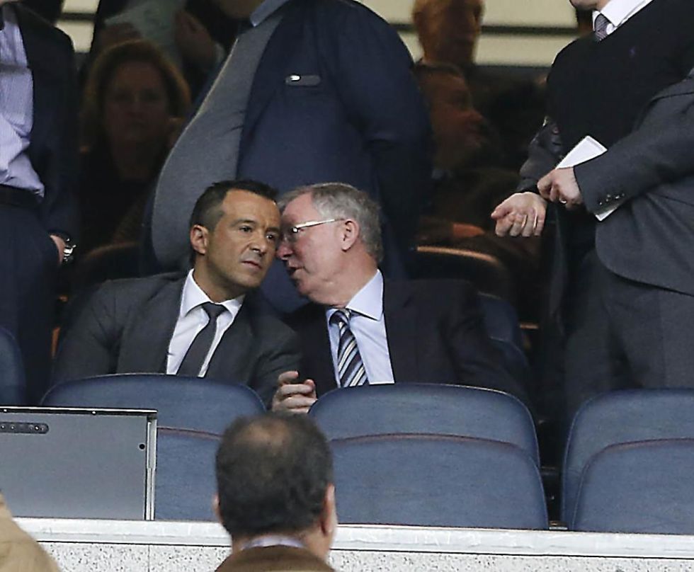 Mendes y Ferguson dialogan en el paco antes del comienzo del partido.
