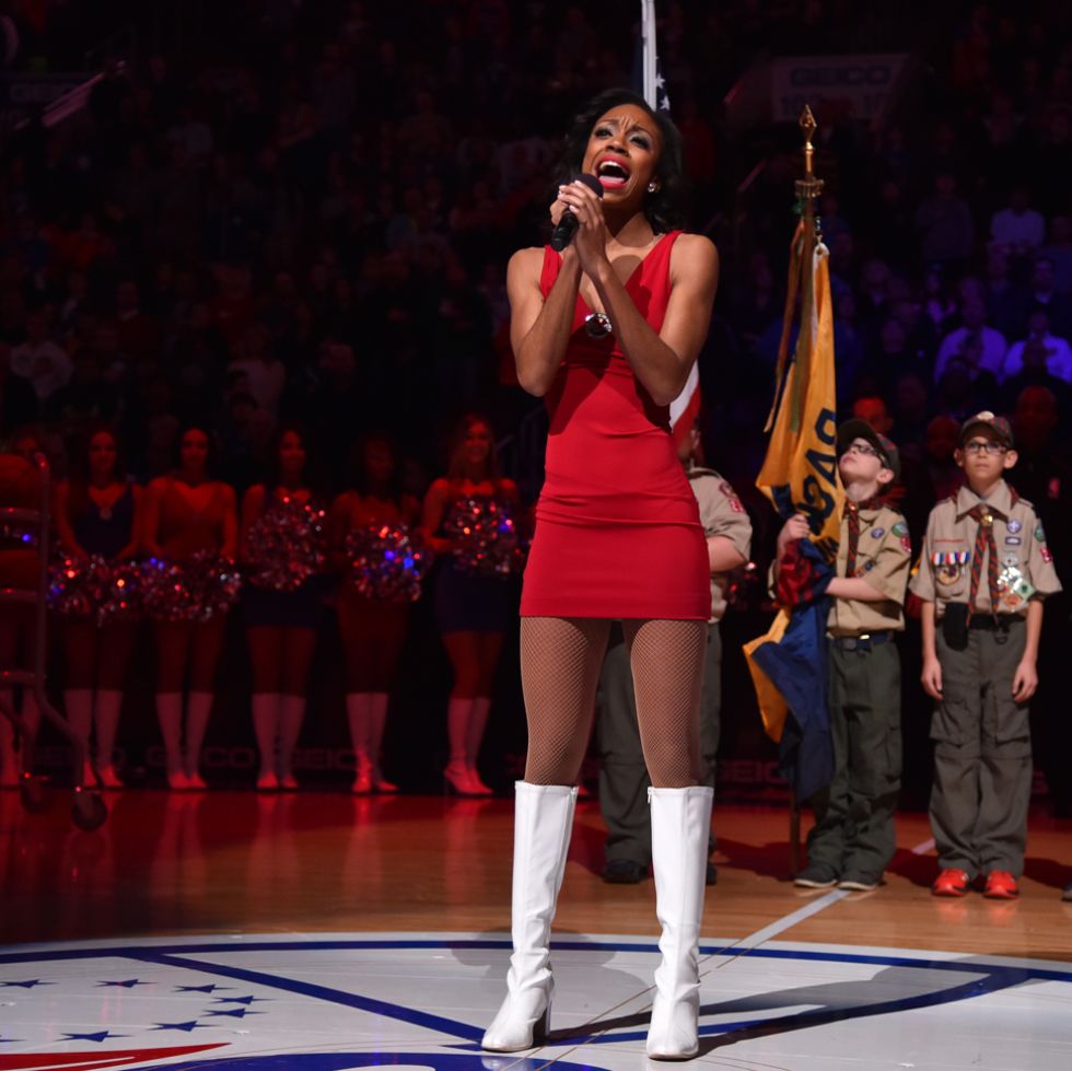 Una cheerleader de los Sixers interpretando el himno de Estados Unidos en la previa ante los Nets