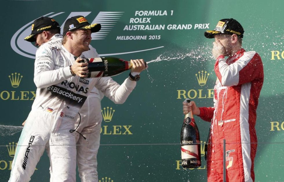 Rosberg empapa a Vettel en el podio durante la celebracin.