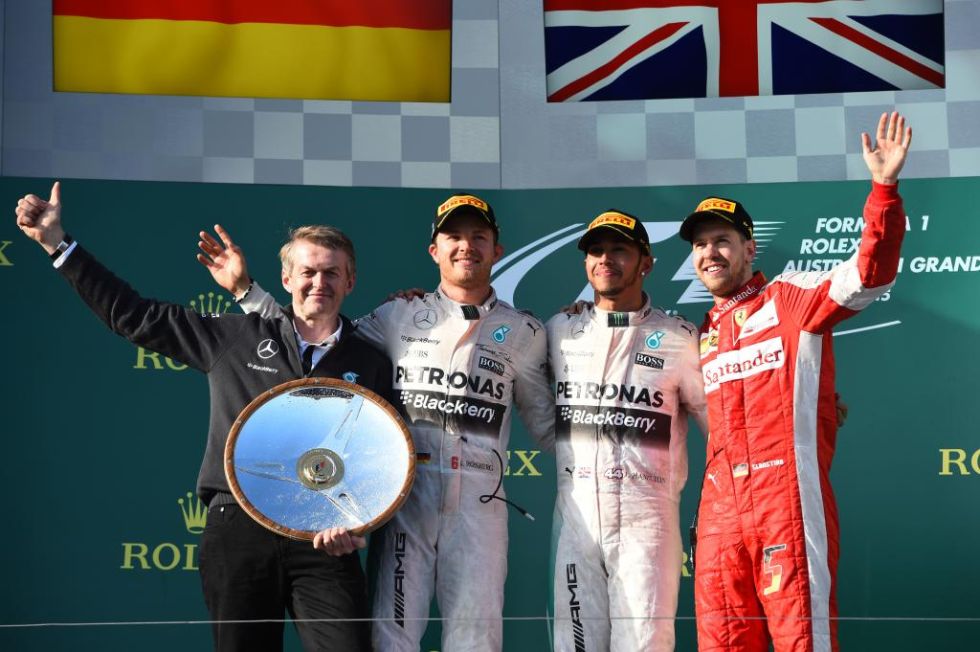 Thomas Weber, Nico Rosberg, Lewis Hamilton y Sebastian Vettel en el podio de Albert Park.