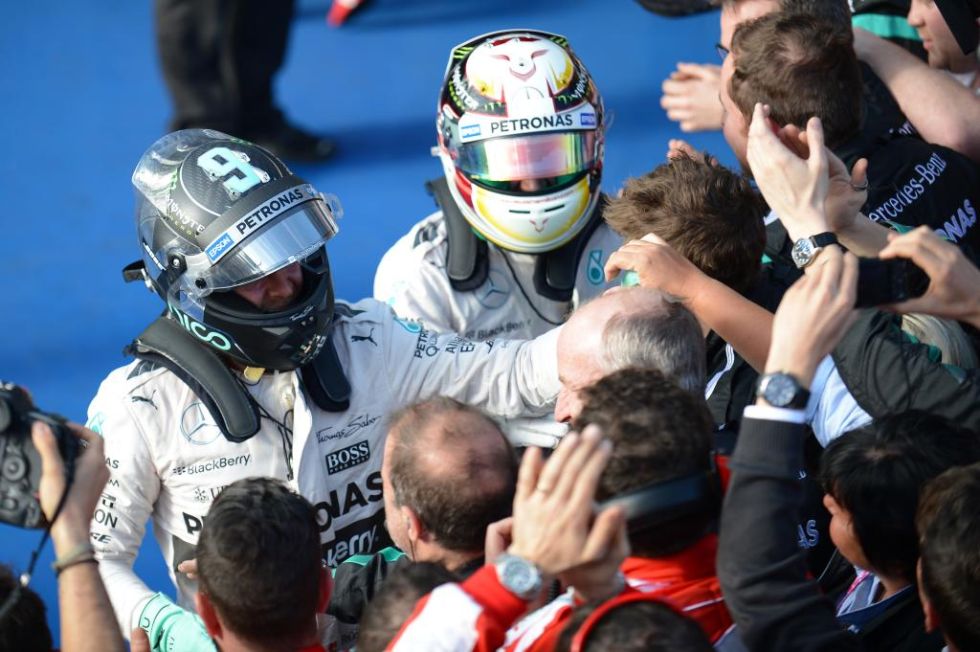 Rosberg y Hamilton celebrando el gran premio junto con su equipo.