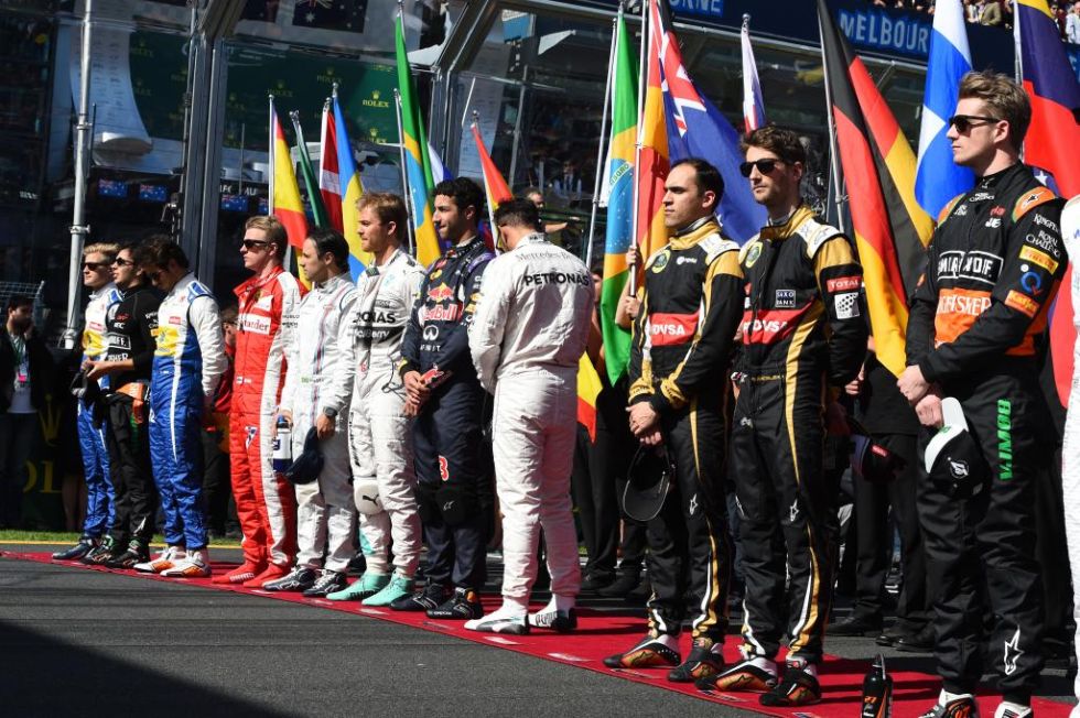 Los pilotos en fila antes de la carrera.