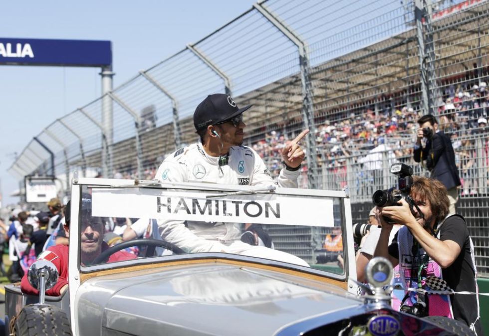 Hamilton montado en un coche antiguo durante la presentacin de la carrera en Albert Park.
