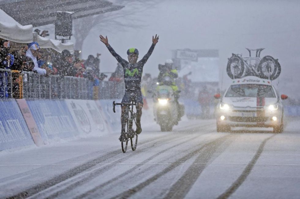 Nairo Quintana lleg a meta tras su sensacional ataque y muchos tuvieron problemas para poder verle debido a la nieve que estaba cayendo.