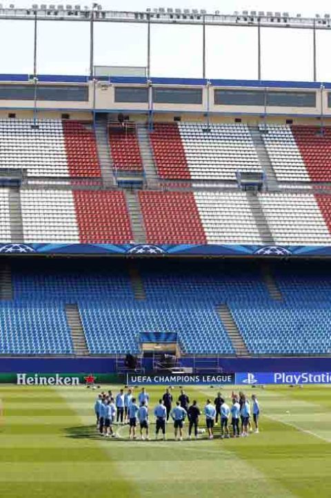 Los jugadores del Atltico de Madrid se reunen en el centro del campo antes del comienzo del entrenamiento