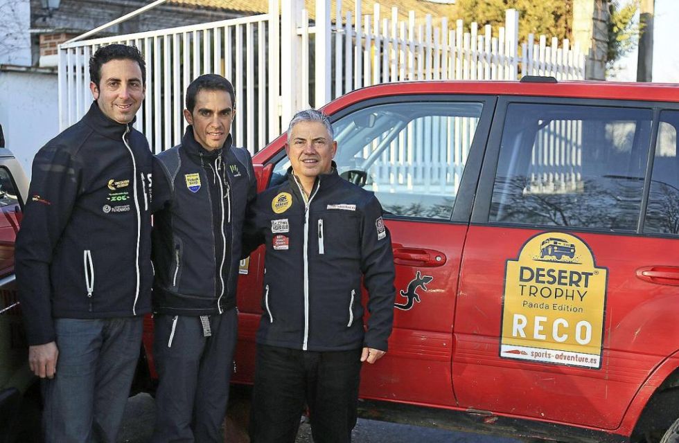 J. Escudero, participante, y J.M.Mora, organizador posan con Alberto Contador.