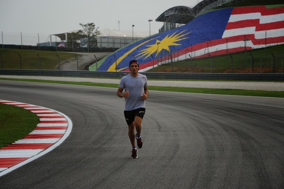 Carlos Sainz aprovech el da para correr por el circuito de Sepang.