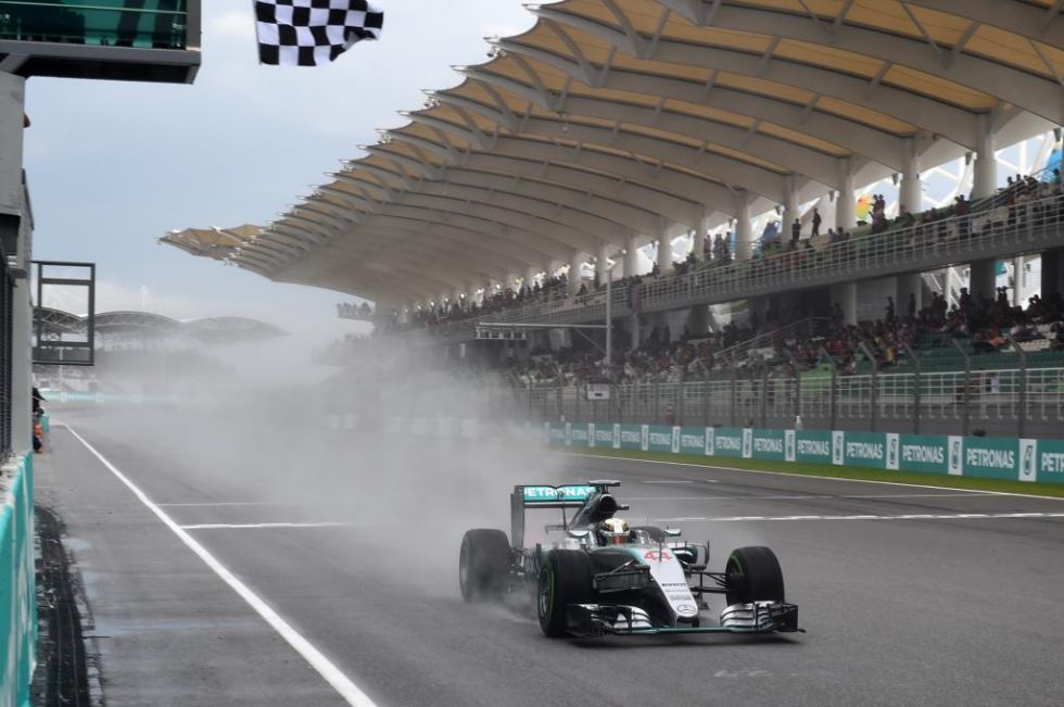 Hamilton consigui la pole con la pista mojada
