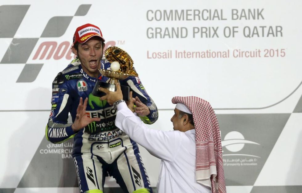 Rossi, recibiendo el trofeo de ganador.