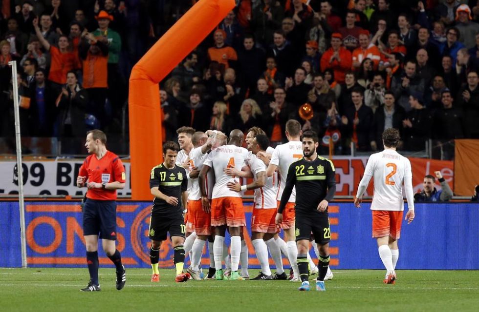 Holanda festeja un gol ante la seleccin espaola.