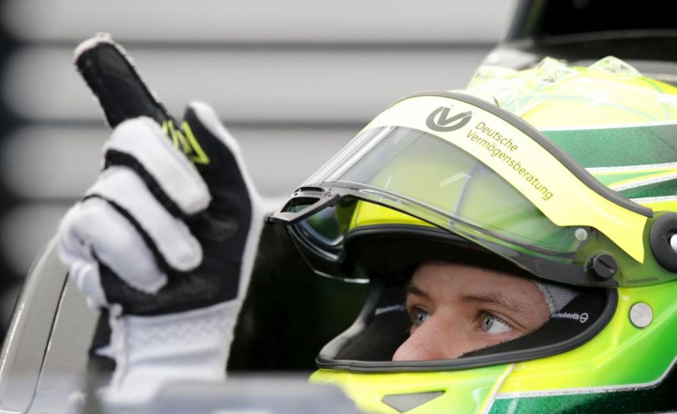 El hijo de Michael Schumacher desat un fuerte revuelo meditico en su debut como piloto de Frmula 4 en Alemania. Tras posar ante decenas de fotgrafos y cmaras de televisin, el chico de 16 aos dio unas cuantas vueltas de prueba en su blido, preparado para correr a 210 km/h.