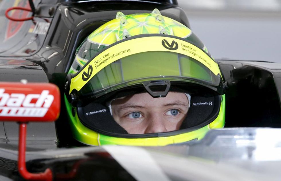 El hijo de Michael Schumacher desat un fuerte revuelo meditico en su debut como piloto de Frmula 4 en Alemania. Tras posar ante decenas de fotgrafos y cmaras de televisin, el chico de 16 aos dio unas cuantas vueltas de prueba en su blido, preparado para correr a 210 km/h.