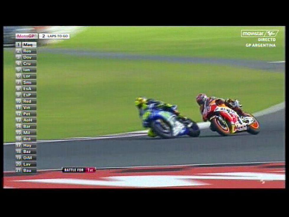 Rossi supera a Mrquez pero el espaol se le pega para contrarrestar.