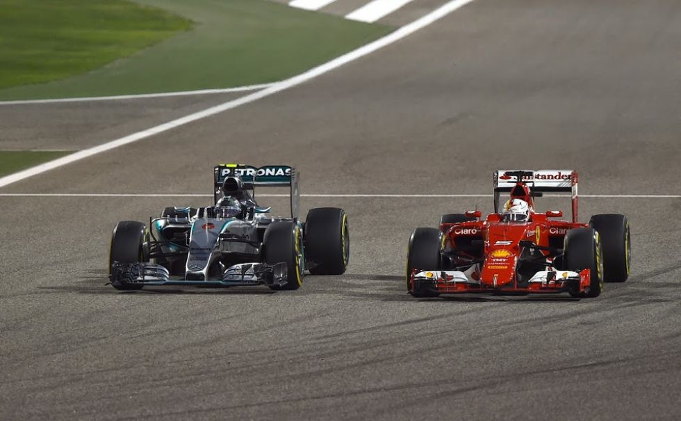 Hamilton logr en Bahrin su tercera victoria de la temporada, aunque Raikkonen fue el gran protagonista del final de la carrera, con una remontada espectacular culminada con el adelantamiento a Rosberg tras un fallo de conduccin del alemn en la penltima vuelta.