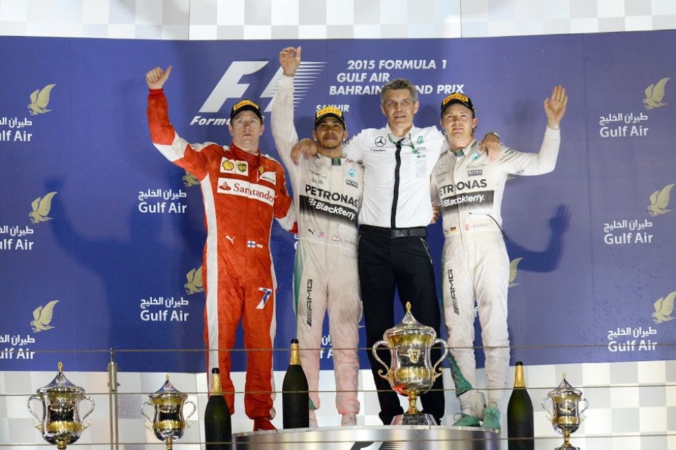 Hamilton logr en Bahrin su tercera victoria de la temporada, aunque Raikkonen fue el gran protagonista del final de la carrera, con una remontada espectacular culminada con el adelantamiento a Rosberg tras un fallo de conduccin del alemn en la penltima vuelta.