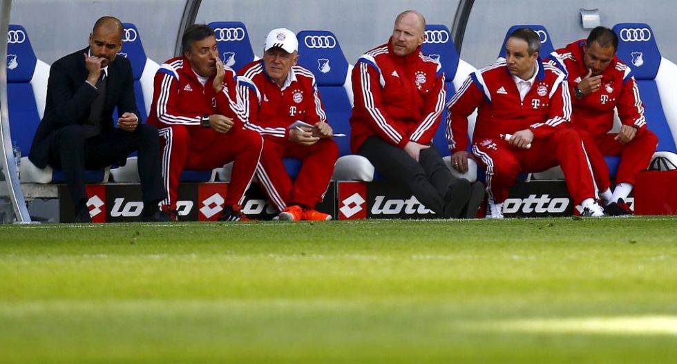 Guardiola y el resto del cuerpo tcnico, en el banquillo del Bayern