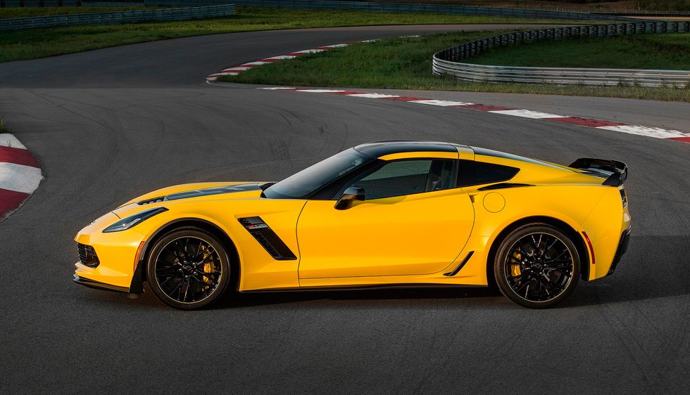 El tono amarillo con elementos de contraste negros rinde homenaje a los colores histricos de Corvette Racing.