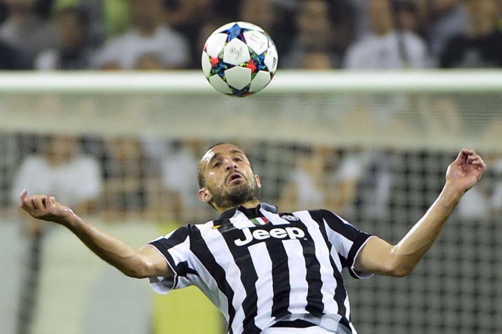 Chiellini controla un baln con el pecho durante un partido de Champions.