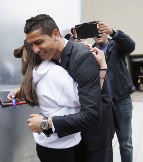 El jugador del Real Madrid abraz a esta aficionada, que rompi a llorar
