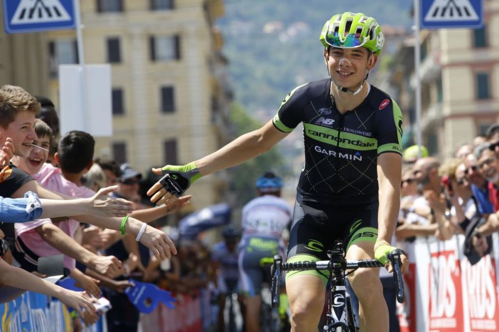 Los aficionados quisieron saludar a la ltima perla del ciclismo italiano, Formolo, tras su triunfo en la cuarta etapa.