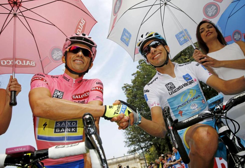 Alberto Contador y Fabio Aru se saludaron en la salida de la sexta etapa.