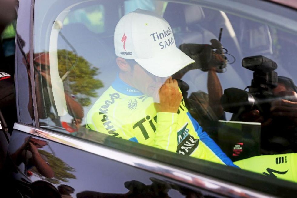 Alberto Contador fue trasladado en coche y su cara no poda reflejar ms preocupacin acerca de su futuro en este Giro.