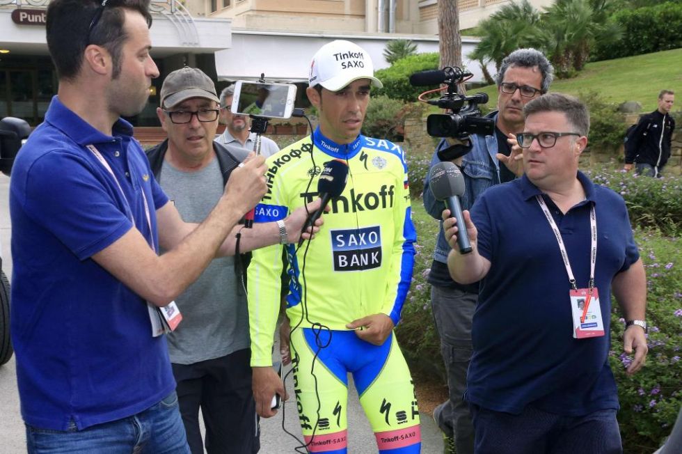 Alberto Contador fue el ms buscado por los periodistas antes del inicio de la etapa, que se fueron hasta su hotel para intentar sacarle algunas palabras.