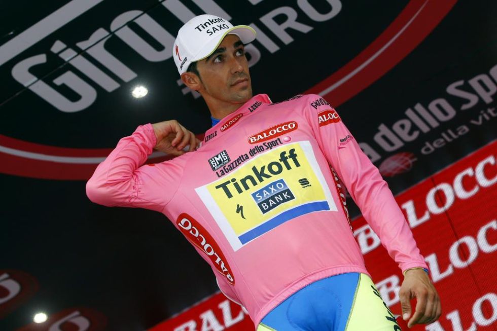 Alberto Contador, esta vez s, pudo enfundarse la 'maglia' rosa como lder del Giro pese a sus problemas en el hombro que le impidieron hacerlo en la jornada anterior.
