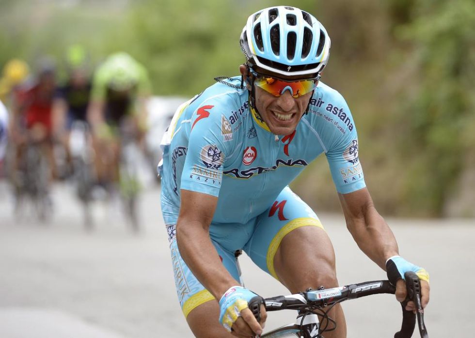 Paolo Tiralongo tir de experiencia y lanz su ataque en el tramo decisivo de carrera, justo en el descenso del ltimo puerto, para terminar imponindose y convertirse en el ciclista ms veterano en ganar una etapa del Giro con casi 38 aos.