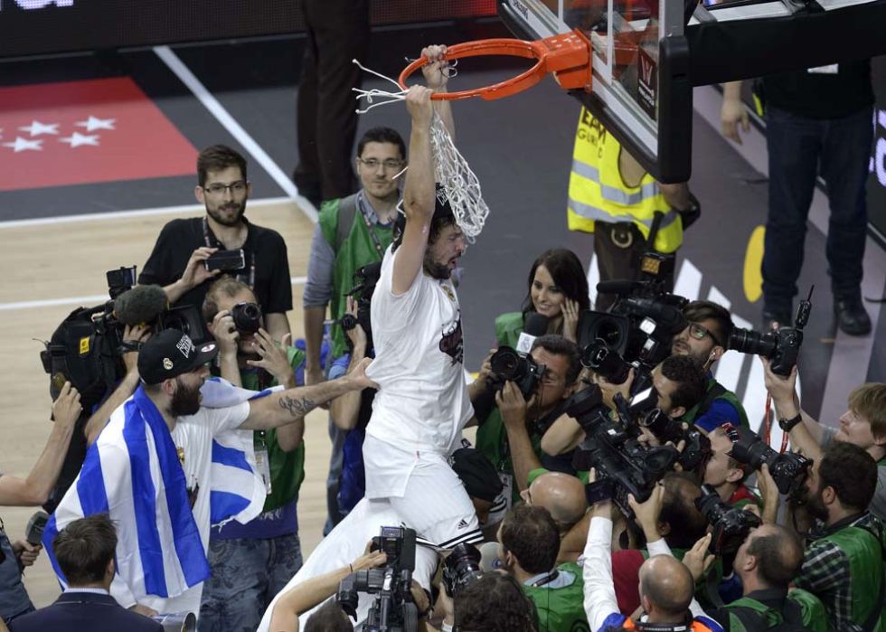 Tras <a href=https://www.marca.com/2015/05/17/baloncesto/final-four/1431891685.html><strong>20 aos de sequa</strong></a> el Madrid conquist la <a href=https://www.marca.com/2015/05/17/baloncesto/final-four/1431883112.html><strong>ansiada novena</strong></a> y lo <a href=https://www.marca.com/2015/05/17/baloncesto/final-four/1431895271.html><strong>celebr a lo grande</strong></a> tras un <a href=https://www.marca.com/2015/05/17/baloncesto/final-four/1431895370.html><strong>sufrido partido</strong></a>. Estas son las mejores fotos.