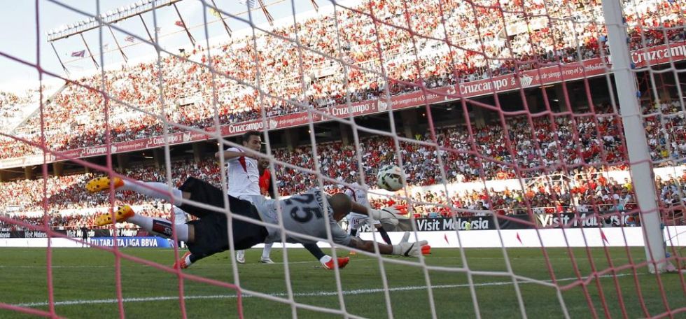 Iborra bate a Rubn en el primer gol del Sevilla