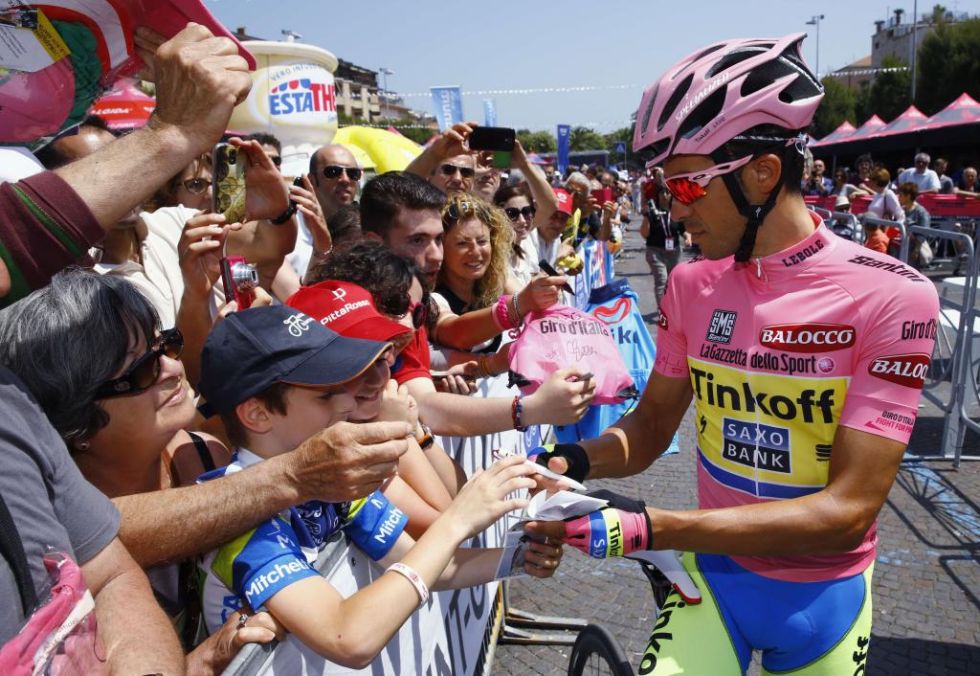 Contador estuvo con los fans que quisieron inmortalizar su encuentro con el hasta ahora lder del Giro de Italia.