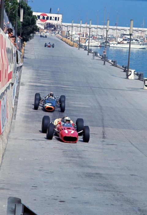 Jackie Stewart, por detrs de Jonh Surtees en la carrera de 1966, ao de su primera victoria en Mnaco.