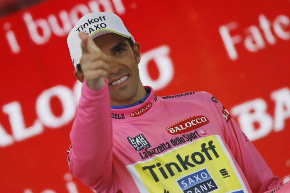 Contador celebr con su habitual 'pistola' su aumento de diferencia en la general tras la 12 etapa del Giro.