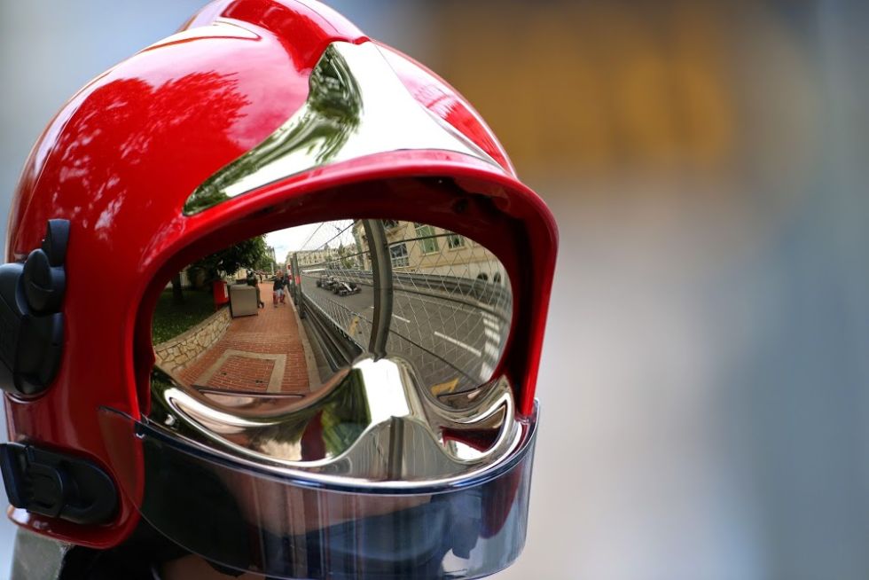 Maldonado reflejado en un casco.