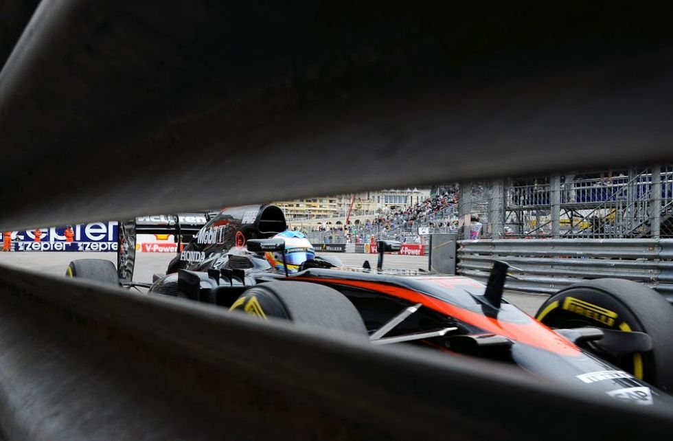 El McLaren de Alonso a travs de los guardarrales.