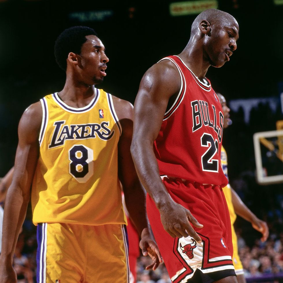 Kobe Bryant, en su temporada de novato, frente a Michael Jordan.