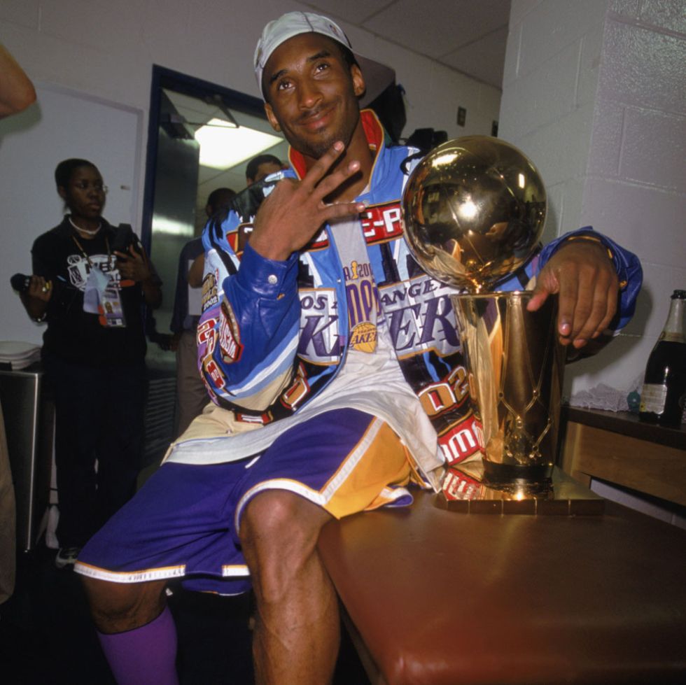 Kobe Bryant, en el vestuario de los Lakers, con su tercer ttulo consecutivo.